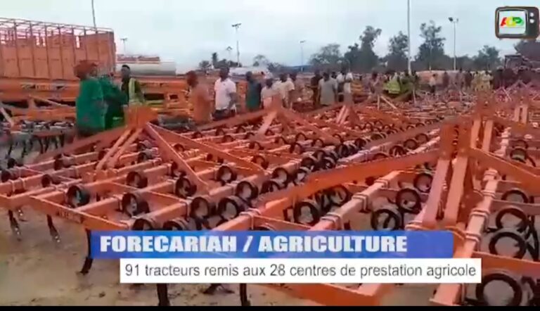 FORECARIAH : REMISE DE 91 TRACTEURS AUX 28 CENTRES DE PRESTATION AGRICOLE