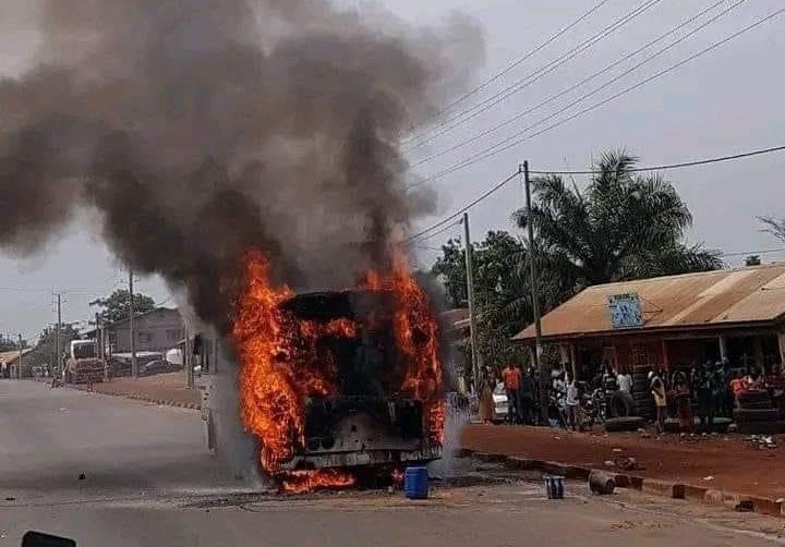 Coyah :  Un bus transportant des élèves en excursion prend feu à Manéah