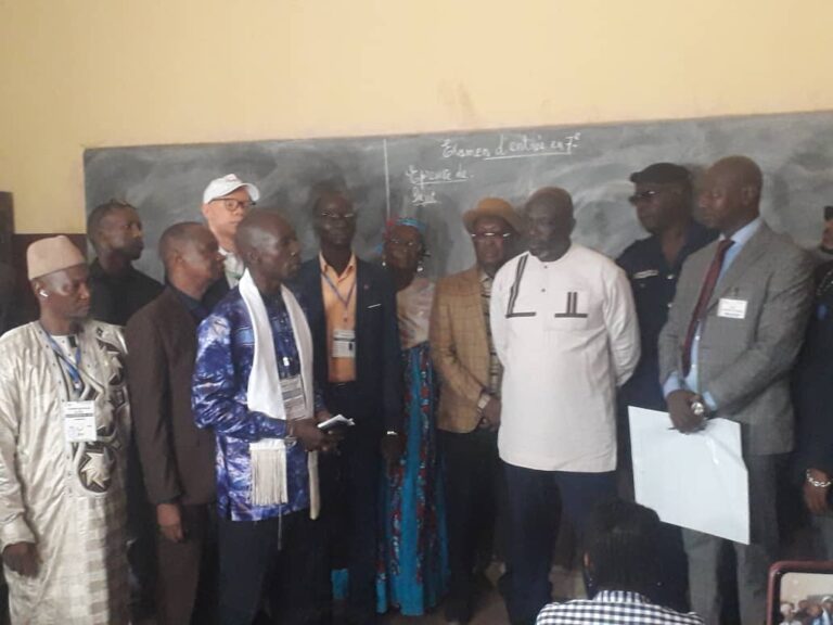 Conakry/Matoto/CEE : L’épreuve de Rédaction lancée à l’école primaire de Sangoyah