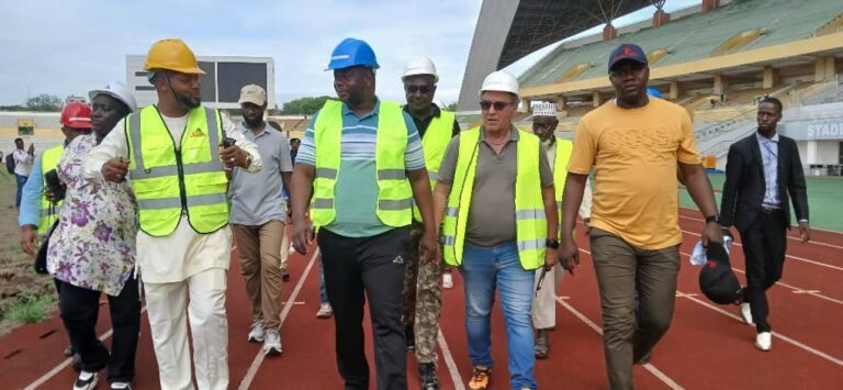 Guinée/Sport: Le ministre sur le chantier de rénovation de la pelouse du Stade Général Lansana Conté de Nongo