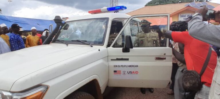 Forécariah/Projet Notre Santé : L’USAID offre une ambulance médicalisée et des équipements informatiques au district sanitaire