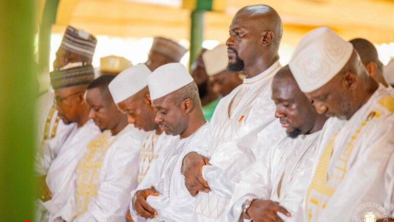 Guinée/L’Aîd el-Kabir: Le Général Mamadi Doumbouya accomplit ses obligations religieuses dans la ville de Kankan aux côtés de ses coreligionnaires