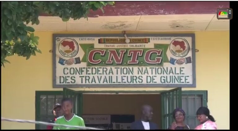 FIN DE LA CRISE À L’USTG : LES CAMARADES ABDOULAYE SOW ET ABDOULAYE CAMARA ENTERRENT LA HACHE DE GUERRE.