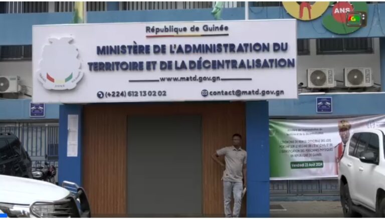 Guinée/PN-RAVEC : Remise officielle de 30.000 copies des lois sur l’Etat civil et l’identification des personnes physiques pour leur vulgarisation.