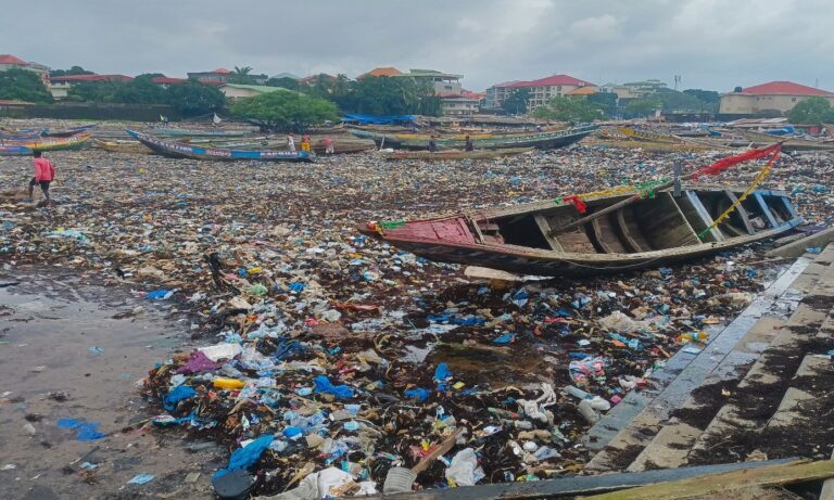 Conakry : La mer fait face aux ordures et déchets plastiques