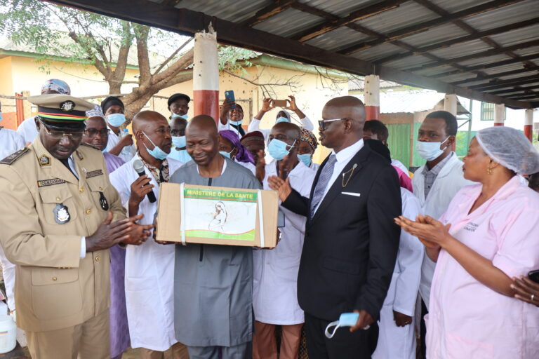 Boké/Santé : Remise d’un important lot de kits césarienne et d’accouchement à l’hôpital régional