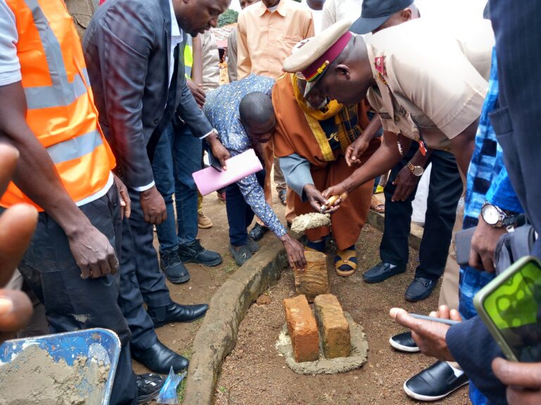 Mamou-Education : Pose de la première pierre des travaux d’extension de l’école primaire de Hamdallaye