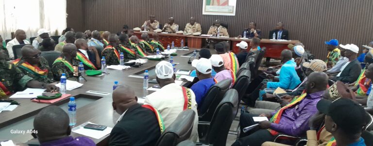 Boké-Administration : La mise en place des futurs conseils de quartiers et de districts au centre d’une rencontre présidée par le Gouverneur 
