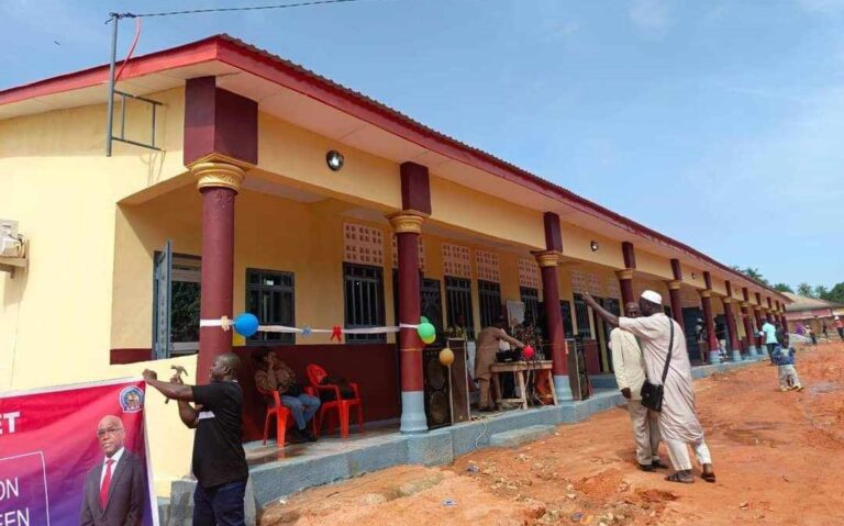 Kindia : Le Ministre du budget inaugure l’école primaire ‘’Général Mamadi Doumbouya’’ à Gadawawa