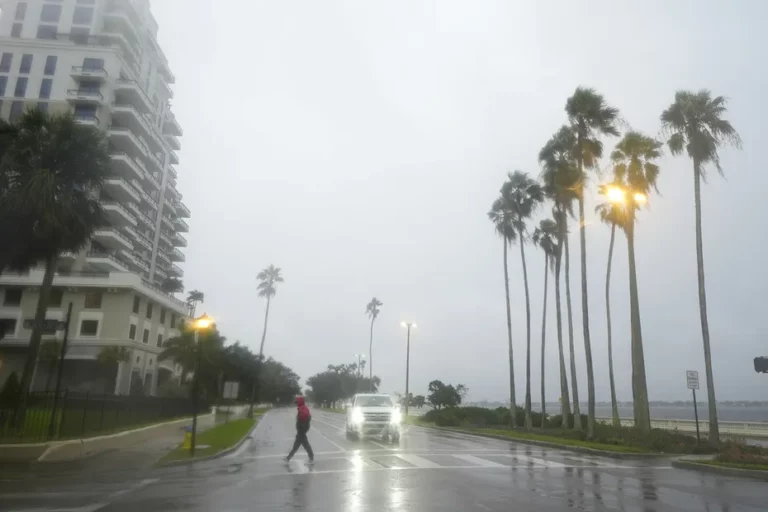 Ouragan Milton : plus de 3 millions de foyers privés de courant en Floride, des rafales de vent enregistrées à 150 km/h