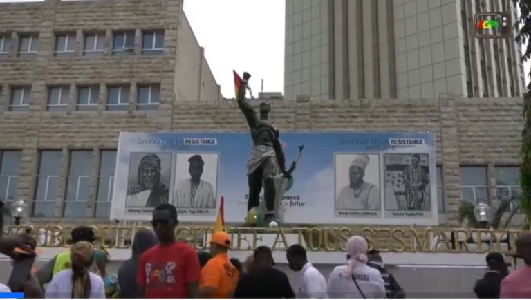 GUINÉE / CÉLÉBRATION DE L’AN 66 DE L’INDÉPENDANCE : CÉRÉMONIE DE POSE DE LA GERBE DE FLEURS À LA PLACE DES MARTYRS.