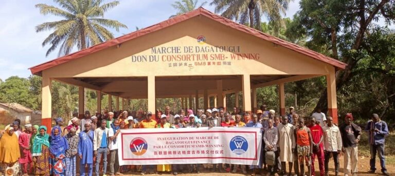 Boké: Le Consortium SMB-Winning offre un hangar à la population de Dakatougui dans la CR de Malapouya