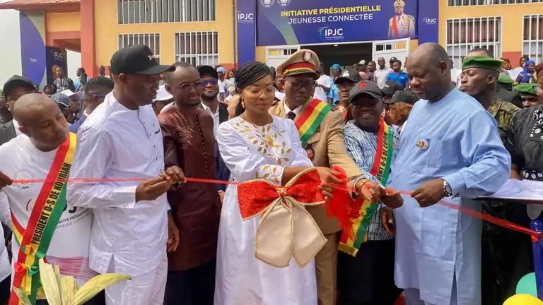 Coyah : La ministre des Télécommunications inaugure des HUBS numériques à la maison des jeunes