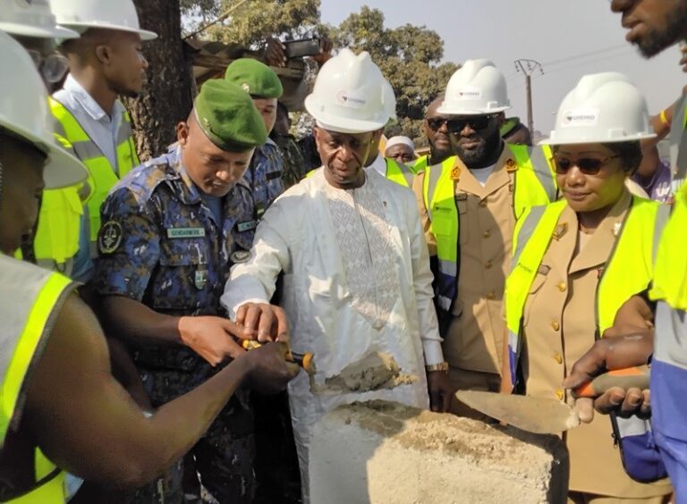 Conakry: Le ministre Ibrahima Kalil Condé lance les travaux de construction du  siège de la commune de Tombolia