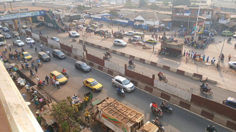 Guinée/Manifestation : Le mot d’ordre ignoré sur l’autoroute, boutiques et stations-services fermées sur la route le Prince