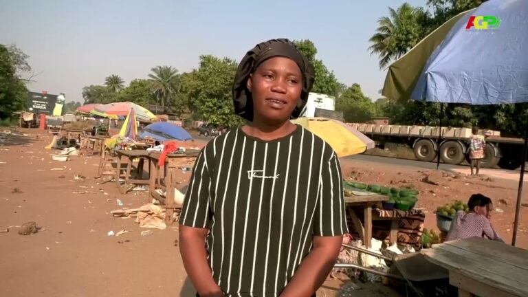 KINDIA : À LA RENCONTRE DES VENDEUSES DE FRUITS DE DAMAKANIA