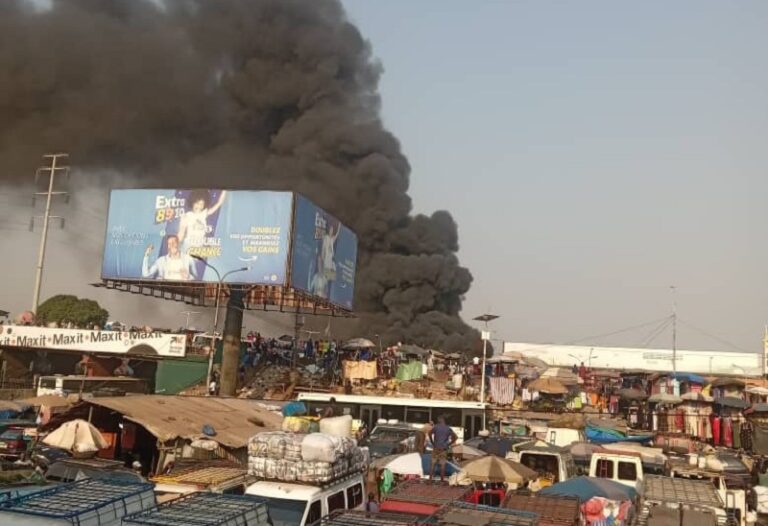 Madina/Incendie: Deux minibus, un camion gros porteur et huit (8) conteneurs calcinés