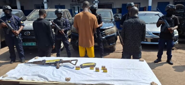 Conakry/Insécurité : Trois (03) individus interpellés avec des armes de guerre présentés à la presse