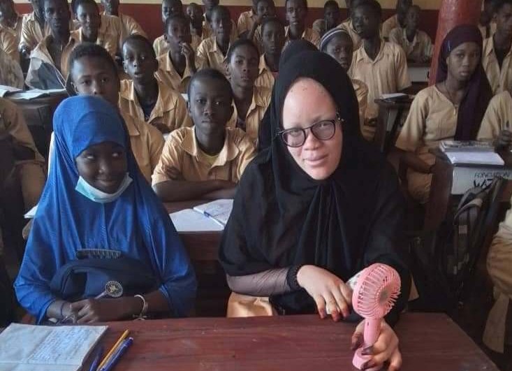 Boké/Albinisme : L’élève Fatoumata Sanè retrouve enfin le sourire