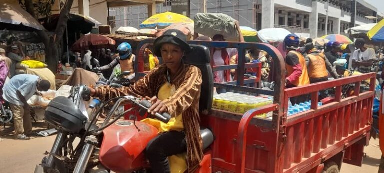 Kindia: Adama Bah brise les stéréotypes en devenant l’unique conductrice de Moto-Tricycle de la préfecture
