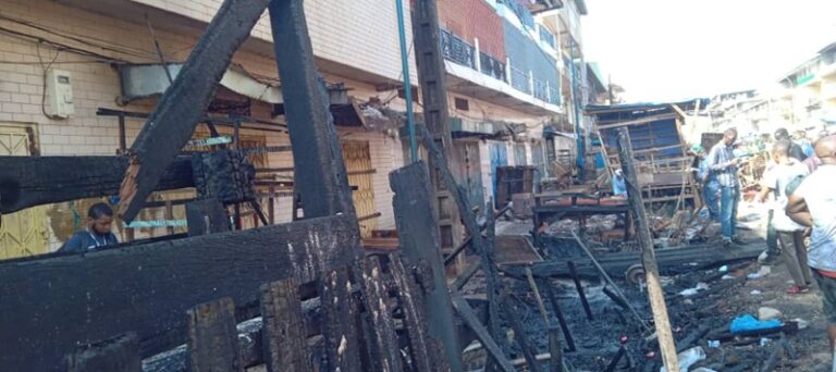 Conakry/Incendie à Madina: Plusieurs magasins consumés, des jeunes fumeurs de Kush pointés du doigt