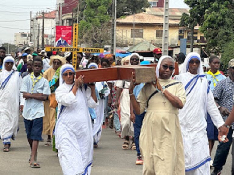 Guinée/Carême: Les fidèles chrétiens de la capitale effectuent leur traditionnelle marche pénitentielle sous le signe de l’unité, l’amour et la solidarité