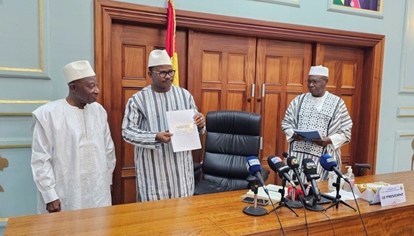 Guinée: Le comité d’experts remet son rapport final sur l’avant-projet de la nouvelle constitution au président du CNT