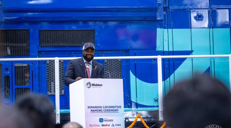 Inde: Le ministre Djiba Diakité préside la cérémonie de présentation et de baptême des premières locomotives destinées au transport du minerai