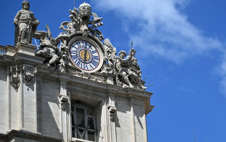 Vatican : deuxième jour de conclave et d’attente de la fumée blanche