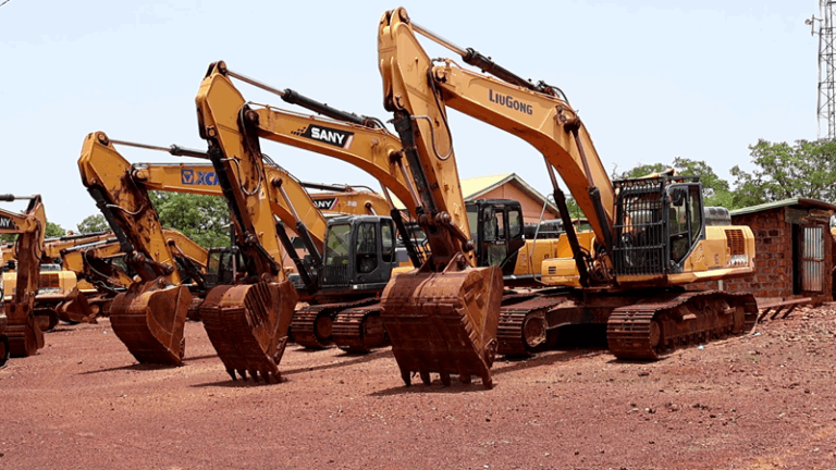Siguiri : L’AGRASC remet plusieurs machines destructrices de l’environnement saisies sur les sites miniers au génie-militaire