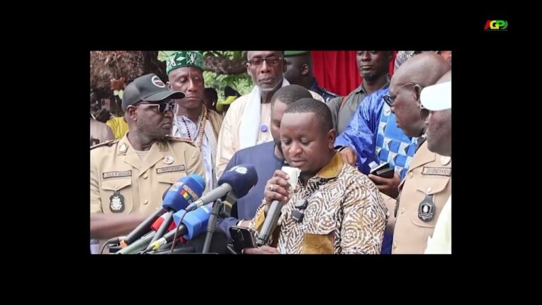 KINDIA / OBSÈQUES DE MOUSSA KOFFOÉ : LE MINISTRE MOUSSA MOÏSE SYLLA REND HOMMAGE À L’HUMORISTE