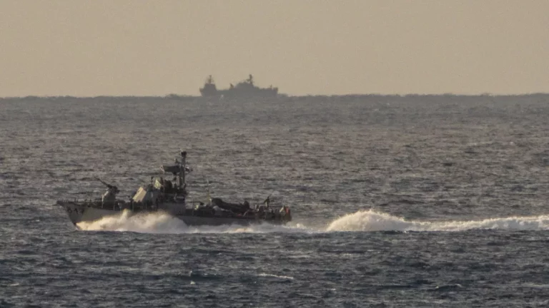 Yémen : les Houthis menacent d’attaquer les navires américains en mer Rouge si les Etats-Unis frappent l’Iran