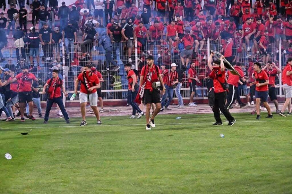 Chaos à Safi : Les supporters de l’USM Alger déclenchent de violents affrontements ; le match maintenu malgré les émeutes