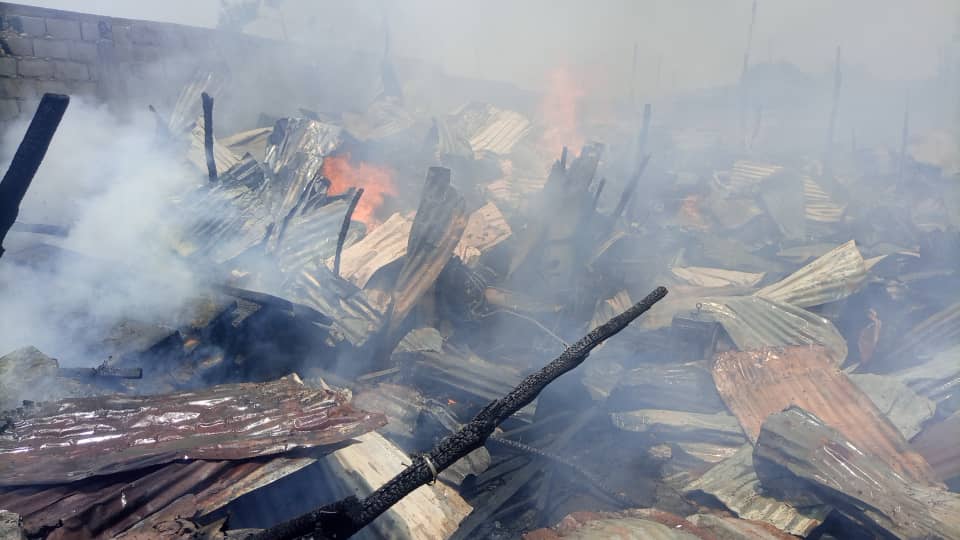 Kindia-Urgent : Gigantesque incendie dans un marché de bois au centre ville