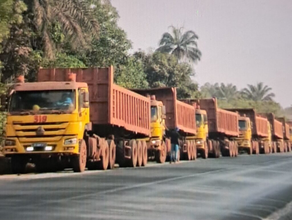 Boké: Quand les citoyens se plaignent des gros porteurs qui usent les routes bitumées 