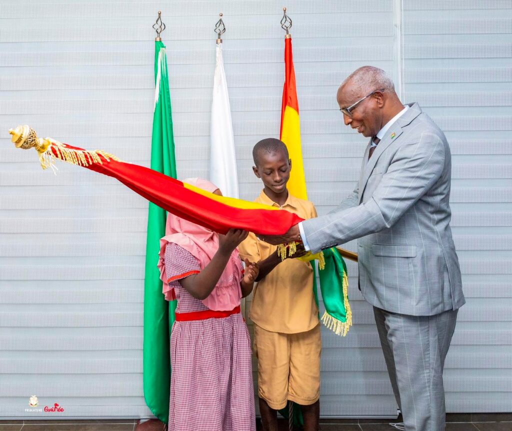 Conakry/Concours international de la Dictée : Le PM remet le drapeau national aux représentants Guinéens