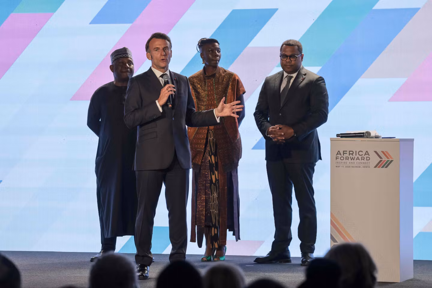 Macron critiqué au Sénégal pour avoir interrompu une séance lors du sommet « Africa Forward »