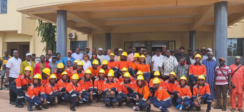 Boké-Emplois: Le Cabinet de Formation et d&rsquo;Expertise Minière (CFEM) lance la formation de 30 jeunes en conduite de chargeurs de camions