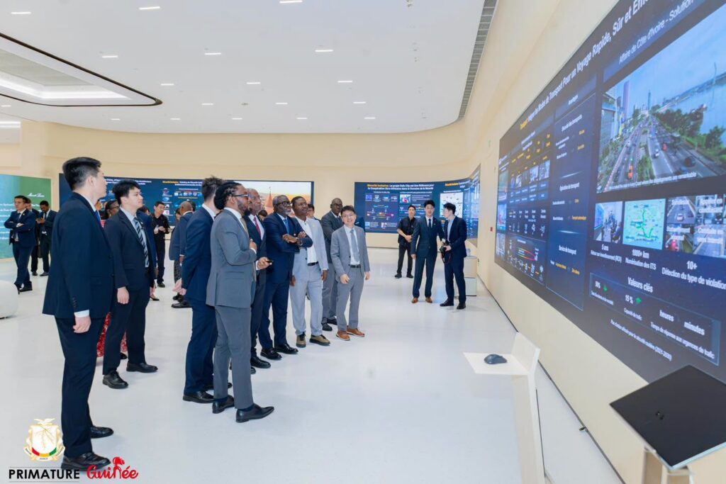 Chine: Le premier ministre Amadou Oury Bah visite le centre Huawei à Shanghai