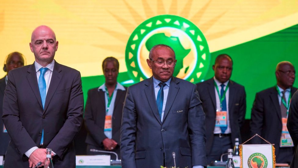 Foot : le président de la CAF soutient Infantino malgré les critiques