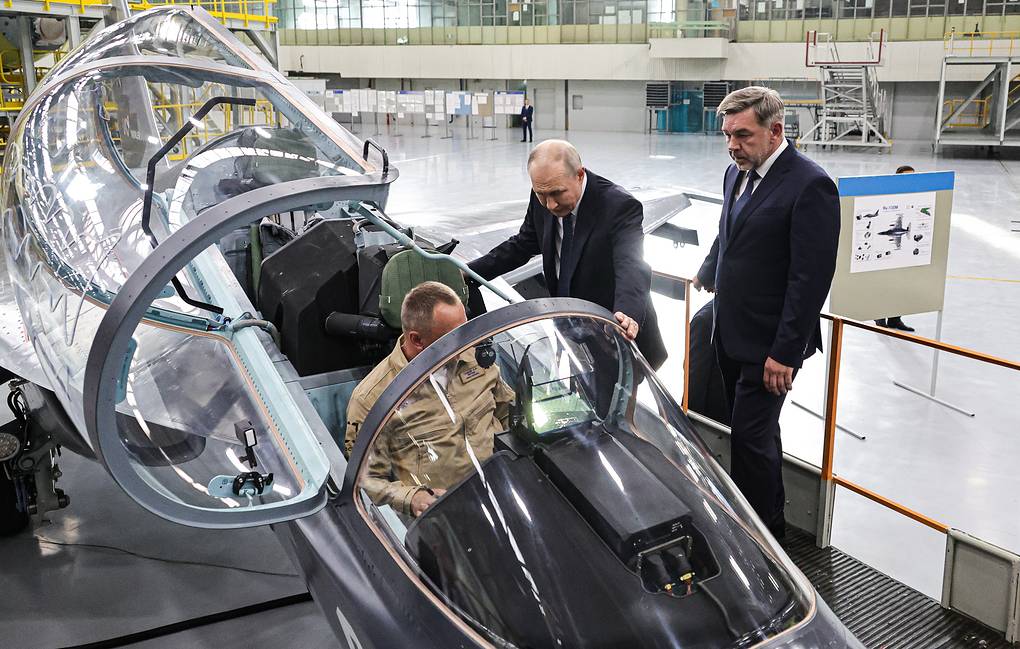 Poutine inspecte des avions d&rsquo;entraînement au combat Yak-130M modernisés à l&rsquo;usine aéronautique d&rsquo;Irkoutsk