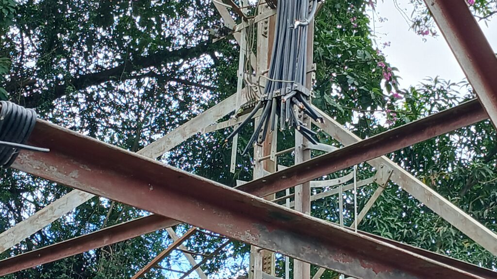 Kindia : des voleurs arrachent les câbles de diffusion de la RTG, les programmes radio et télévision perturbés