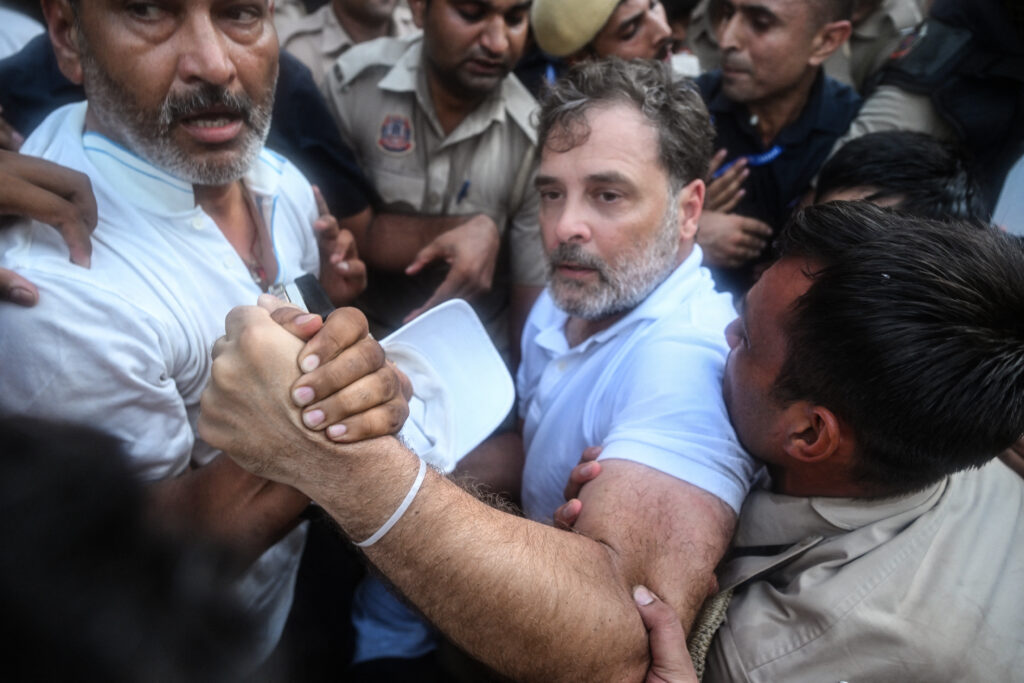 Le chef de l&rsquo;opposition, Gandhi, exige la démission du Premier ministre indien suite à la répression des manifestations.