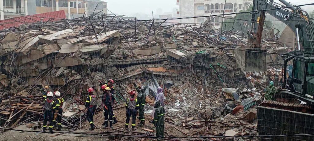 Conakry : un bâtiment R+9 en construction s’est effondré sur plusieurs habitations à Démoudoula