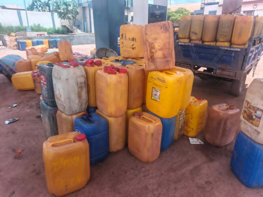 Siguiri: Saisie d&rsquo;une importante quantité de carburant frauduleux en bidons à Balato