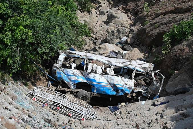 Au moins 40 morts après la chute d&rsquo;un bus dans un ravin dans l&rsquo;ouest du Pakistan