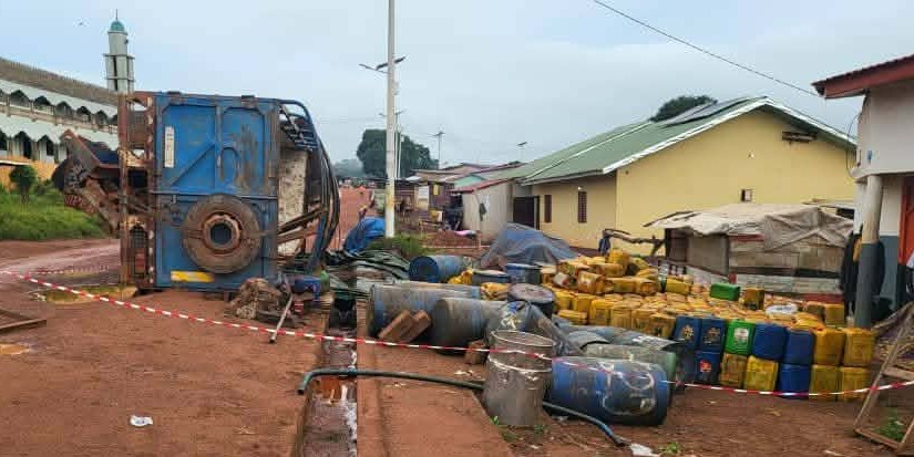 Beyla : Un camion transportant de d’huile rouge se renverse à Nionsomoridou                   