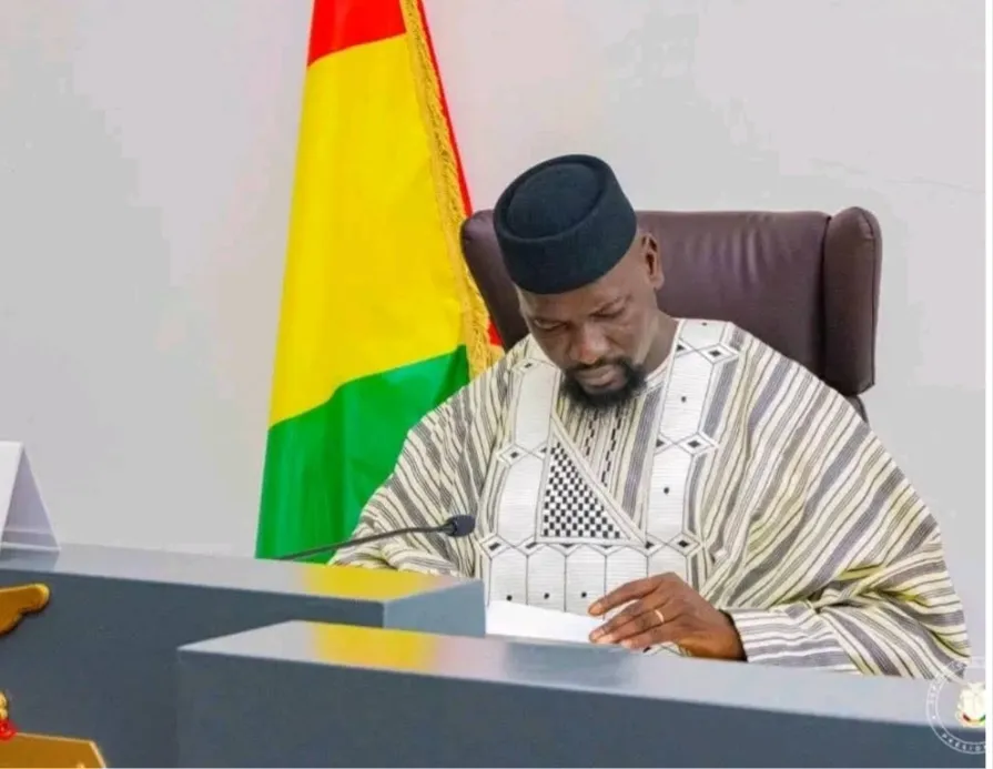 Guinée: le Président Mamadi Doumbouya radie un magistrat de ses fonctions (Décret)