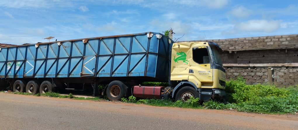 Koundara: Un camion immobilisé devient un danger pour les usagers en plein centre ville (constat)