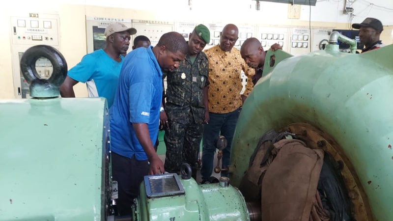 Dabola: Le préfet Alpha Oumar Cissé visite les installations du barrage hydroélectrique de Tinkisso